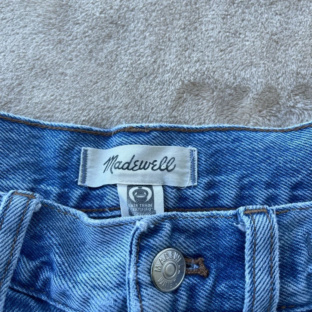 • Madewell Relaxed Mid-Length Distressed Denim Shorts Size 25 - Picture 3 of 9